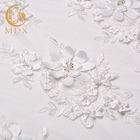 ผ้าลูกไม้ลายดอกไม้สีขาว 3 มิติที่สวยงามลูกปัดโพลีเอสเตอร์ที่ละลายน้ำได้