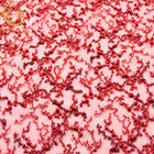 ปักลูกปัดดอกไม้สีแดงลูกไม้ 20% โพลีเอสเตอร์แวววาวทำด้วยมือ 135 ซม. กว้าง