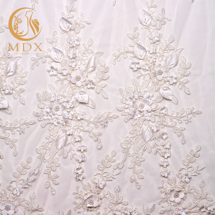 MDX Beaded ผ้าลูกไม้สีขาวกว้าง 140 ซม. หรูหราด้วยดอกไม้ 3 มิติ